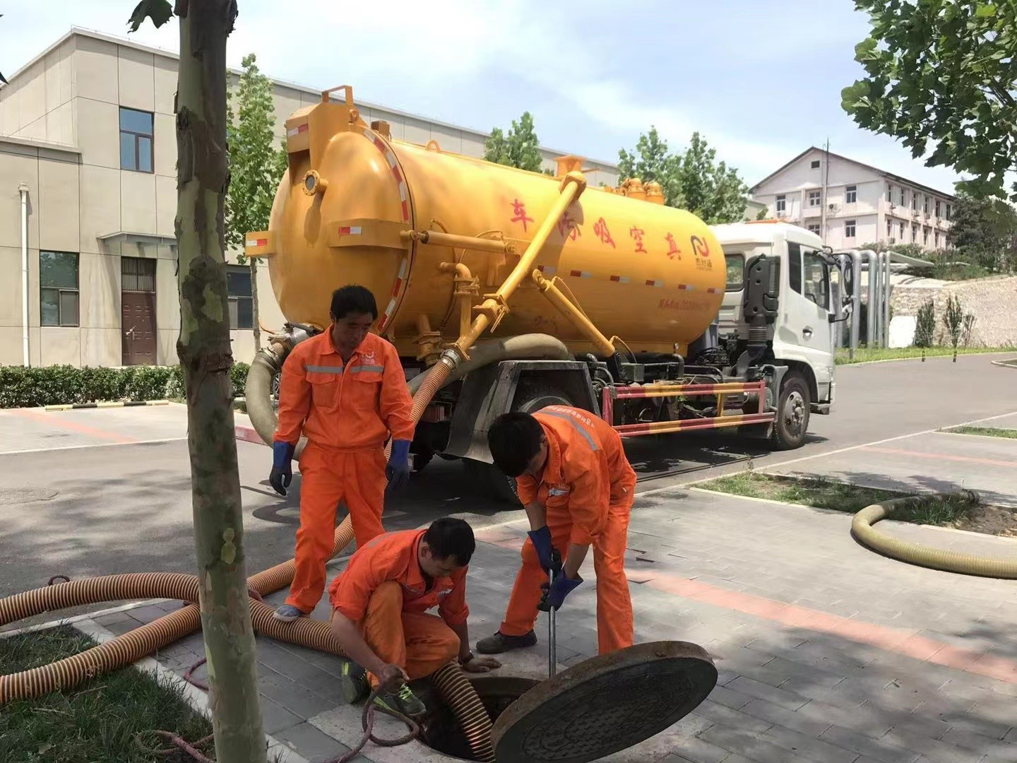 保康管道疏通车停在窨井附近