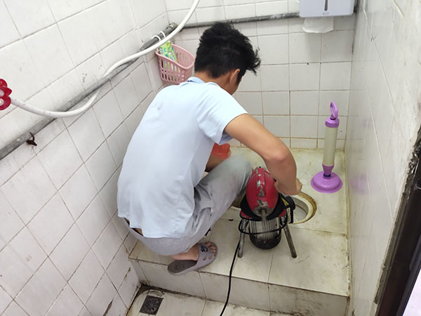 保康管道堵塞冒臭气 专业师傅现场解决问题