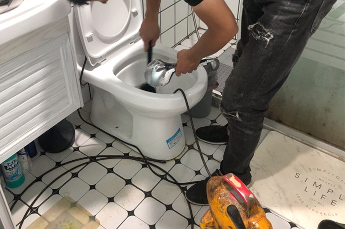 保康马桶堵塞自己疏通还是找师傅?专业上门服务让你省时更省心